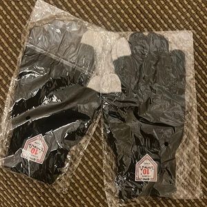 NWT Two pairs of throwaway running gloves